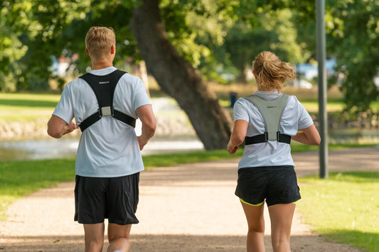 To løbere i en park, der løber i en RUNMATE Løbevest™