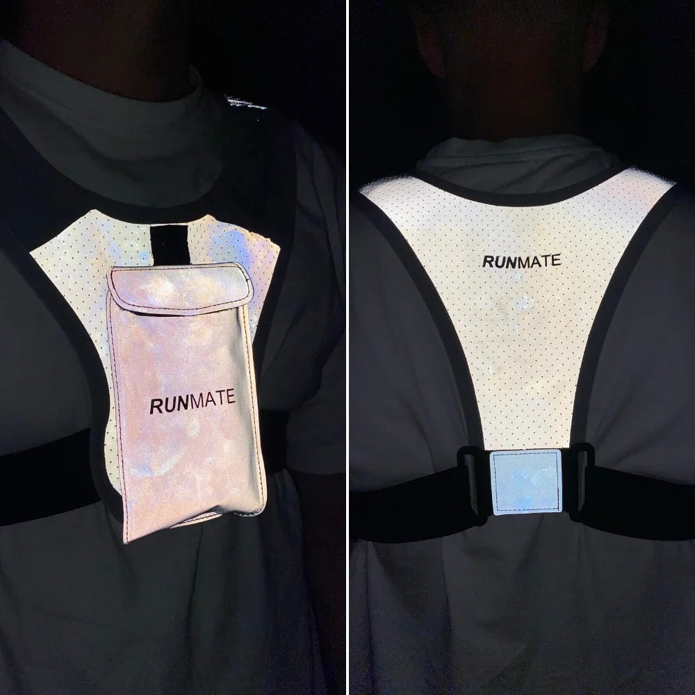 Dette er et billede af en mand i en RUNMATE refleksvest, hvor billedet er taget om natten, idet reflekserne på løbevesten er meget synlige.