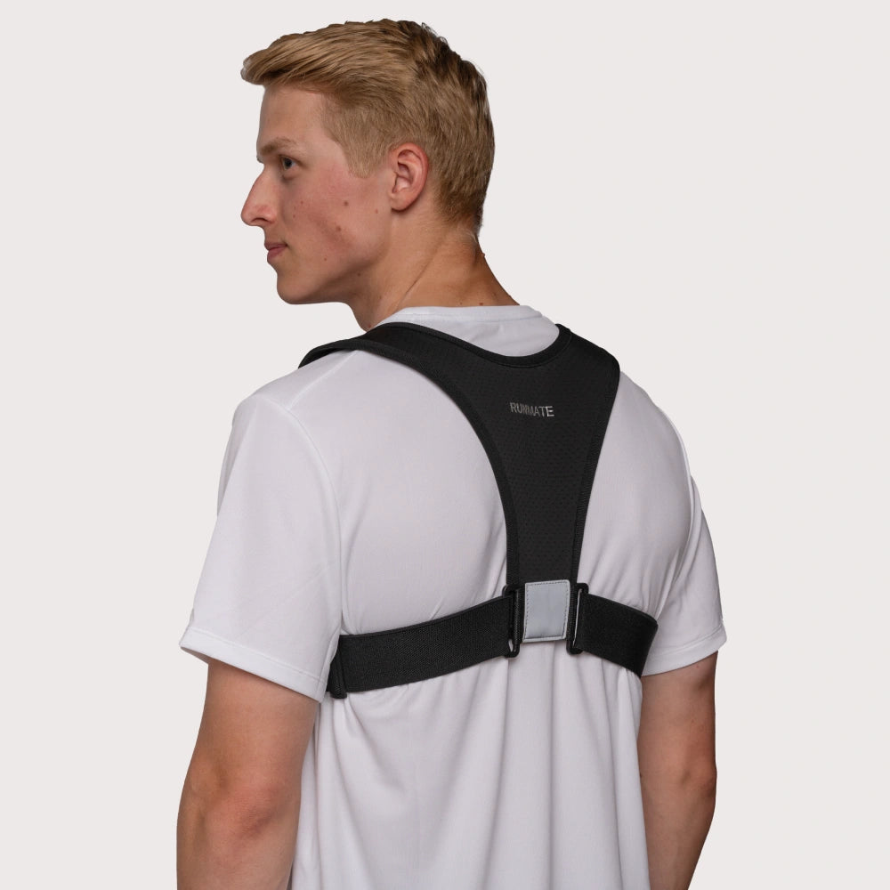 Dette er et billede af en mand i en sort løbevest fra RUNMATE set bagfra