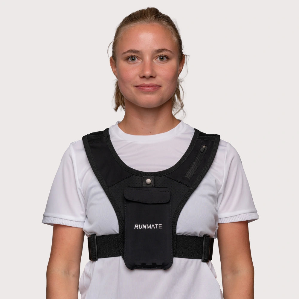 Dette er et billede af en kvinde i en sort løbevest fra RUNMATE set forfra