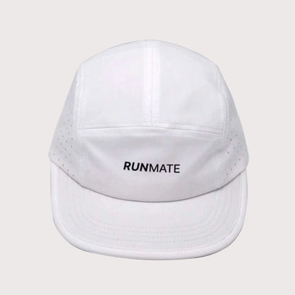 Hvid løbekasket fra RUNMATE set foran 