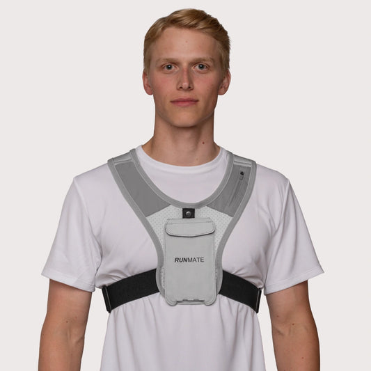 Dette er et billede af en mand i en refleks løbevest fra RUNMATE set forfra